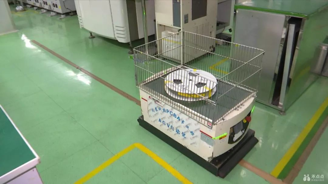 在闻泰科技的主板生产车间内