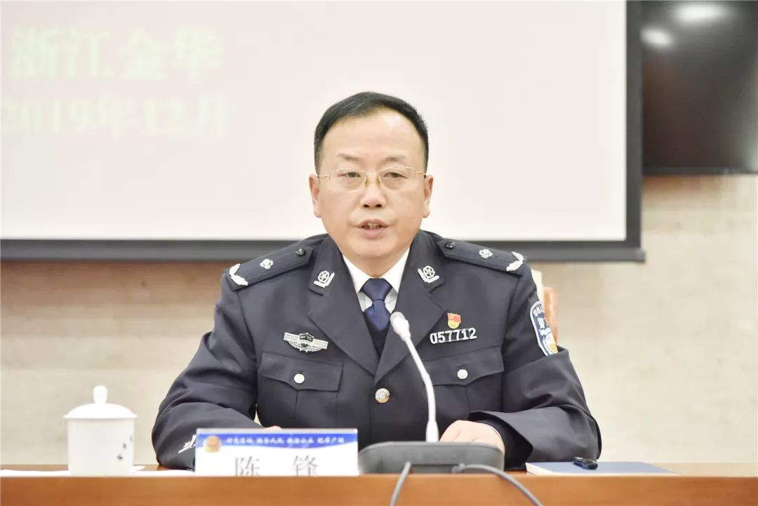 市公安局党委副书记,常务副局长,新闻发言人金盛通报了全市公安工作