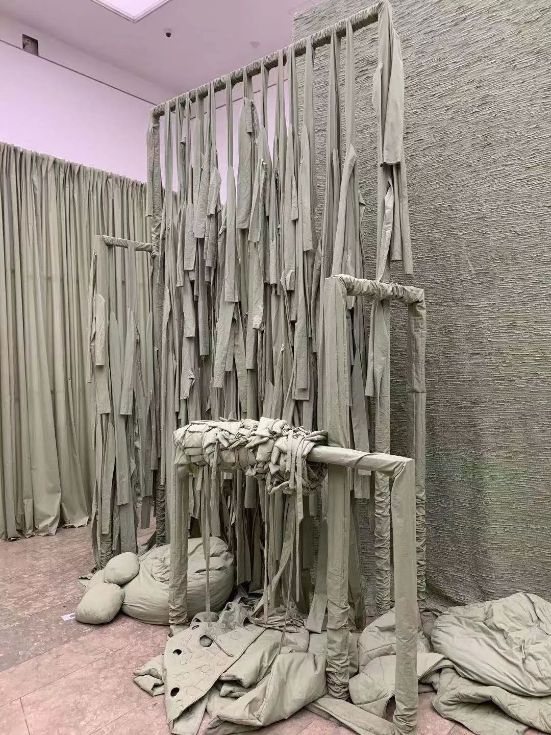 无界之归杭州纤维艺术三年展观展人群络绎不绝