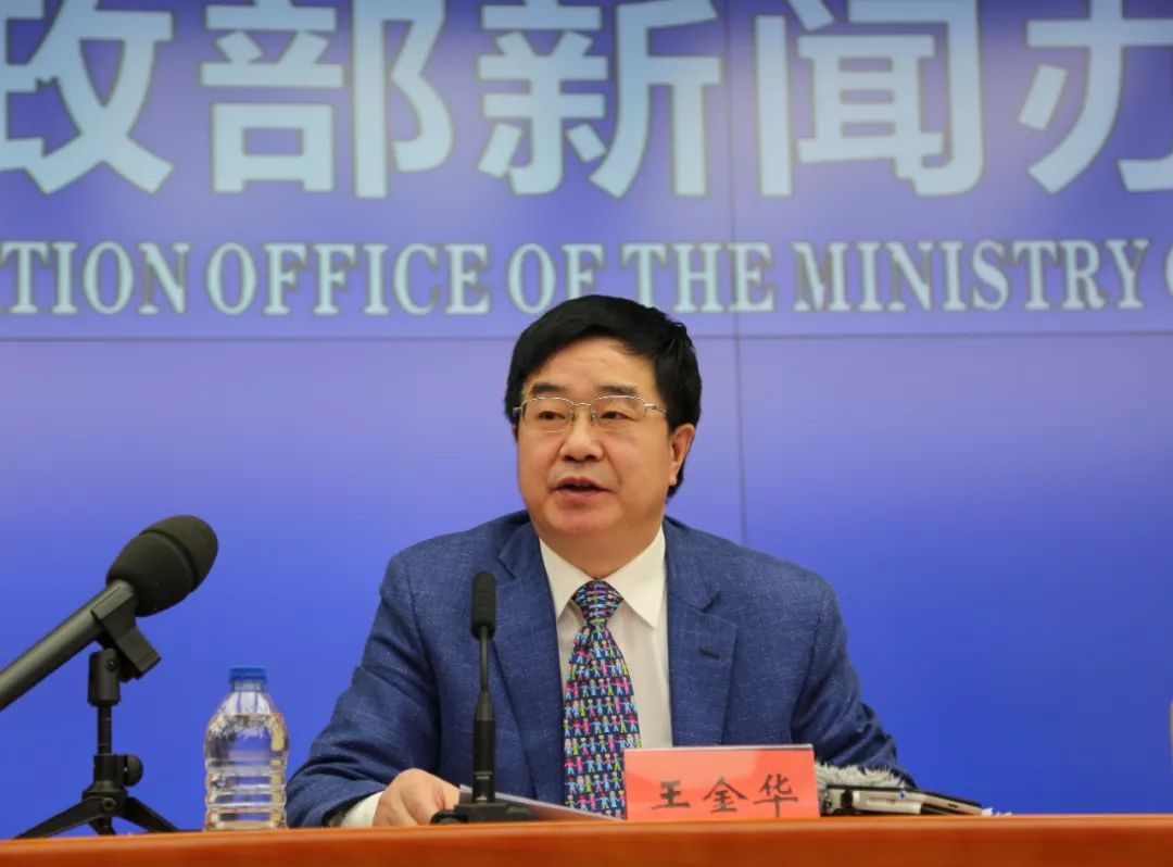 小编带你直击发布会现场↓↓↓ 民政部社会事务司司长王金华 介绍社会
