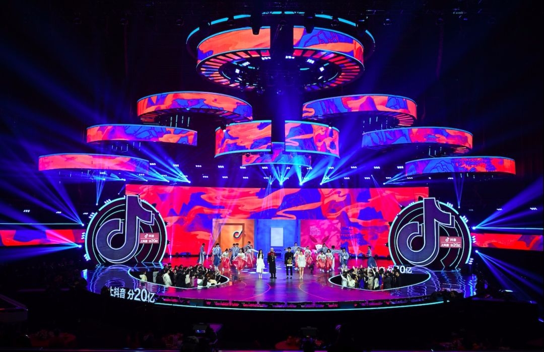 浙江卫视春晚在舞美设计上也堪称匠心十足,舞台整体以红,蓝色调为主