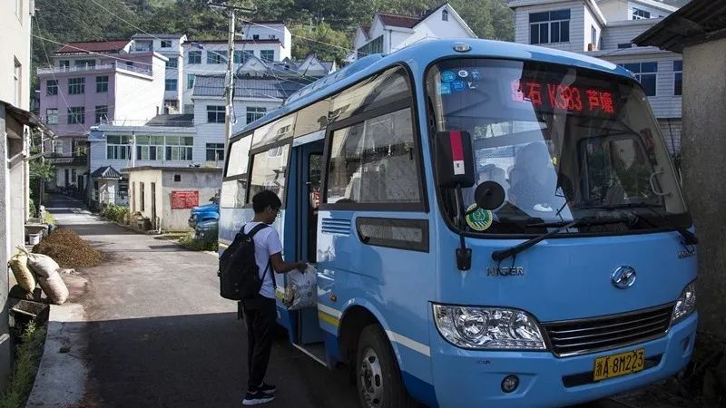 不用拼车,不用赶路,家门口的班车定时定点发送,过年赶个集太方便.