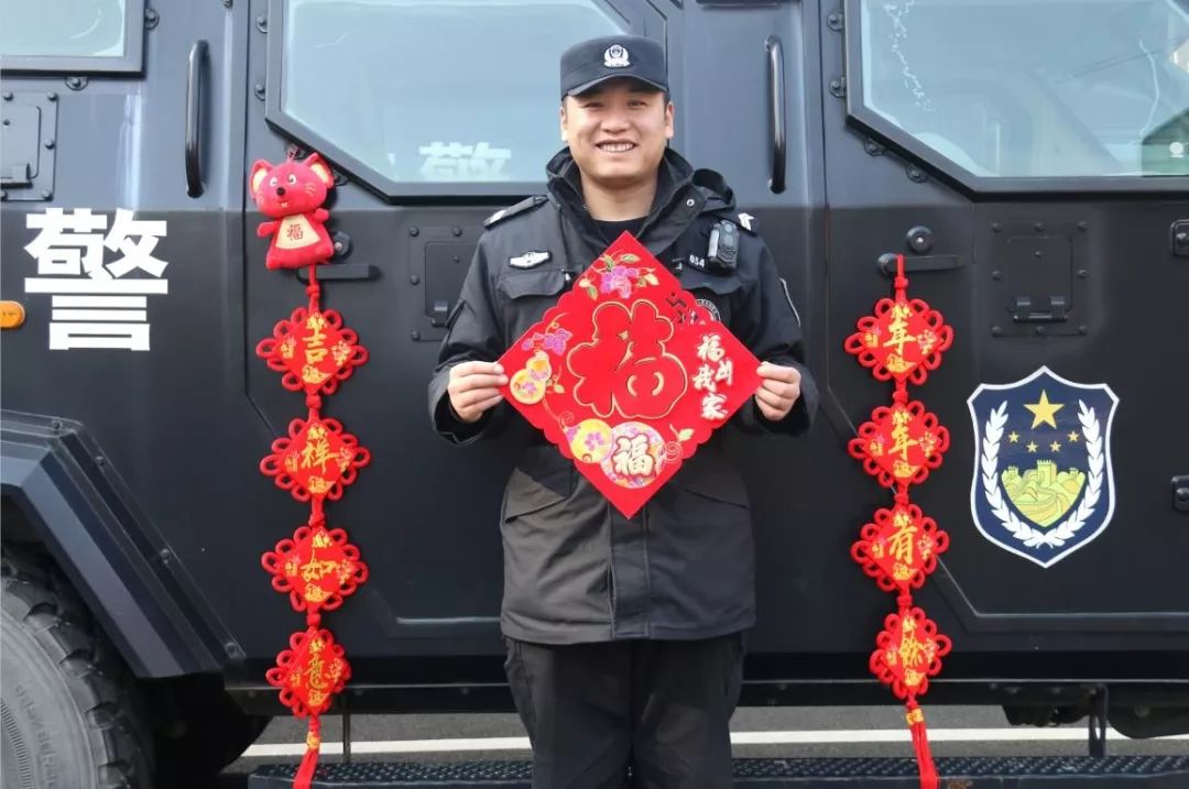 辅警吴康康给您拜年最美辅警给您拜年最美警察在各自岗位上给您拜年啦
