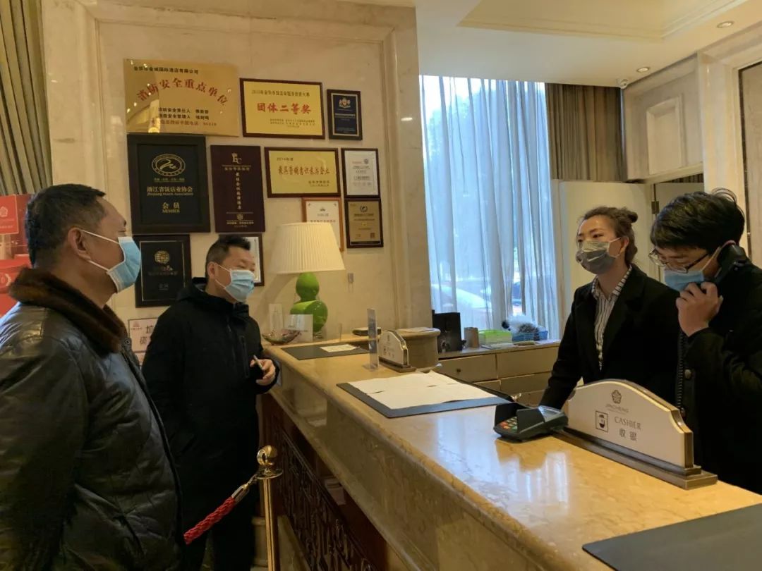 吴兴旺副局长详细询问了金城酒店防控新型冠状病毒肺炎的具体措施,并