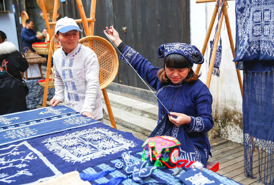 蜂之眼同心战疫淳安八都麻绣非遗传承人绣真情