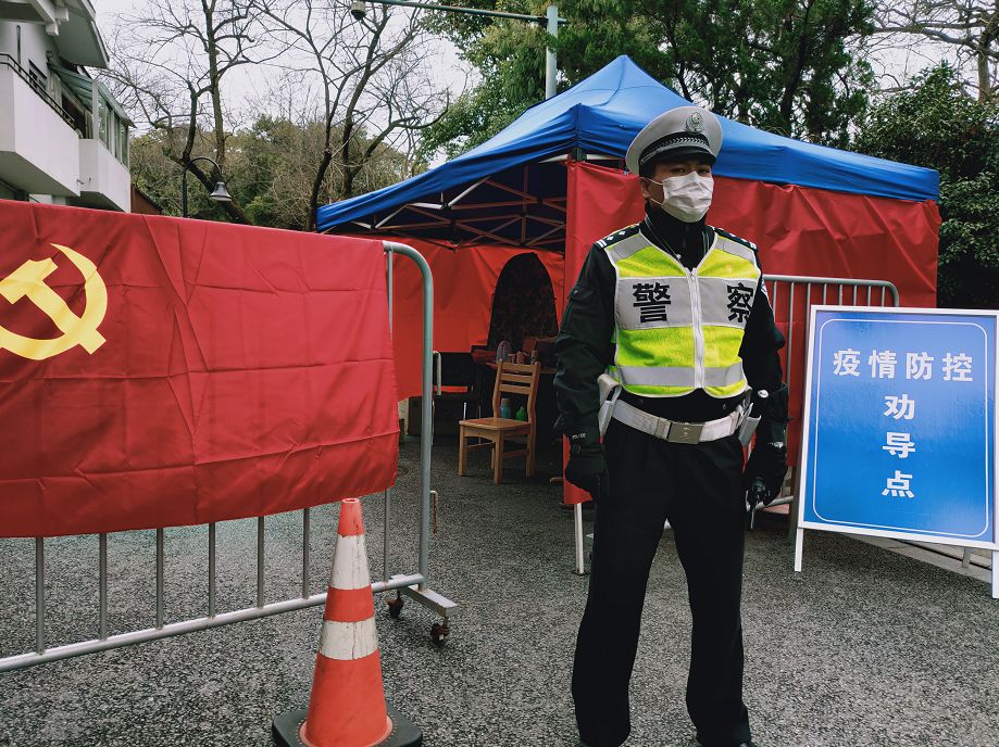 10岁的大女儿,画了一个戴口罩的警察,高举右手正在敬礼,旁边写着"