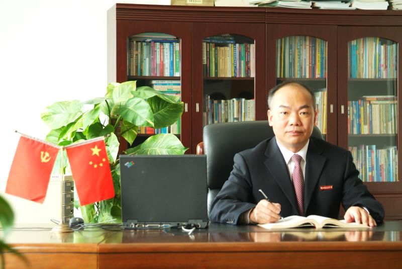 郑志湖,正高级教师,现任天台中学党委书记,校长,国家督学,教育部"国培