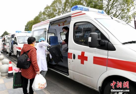 圖為醫院救護車送出院患者回家.安源 攝