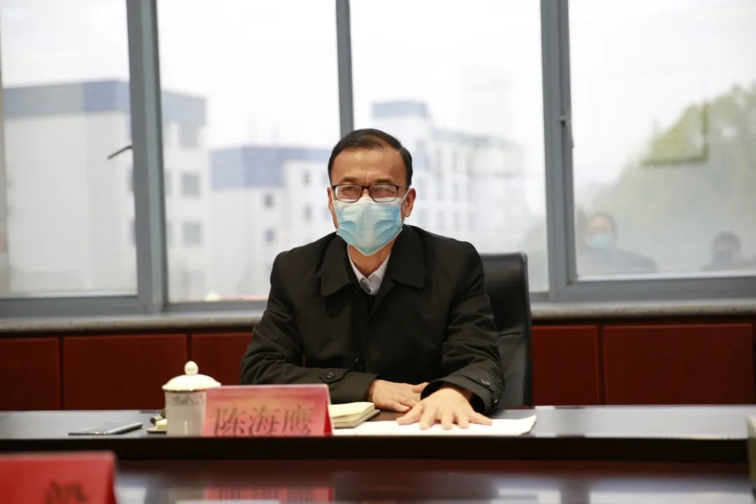 大雨滂沱陈海鹰检察长走访疫情一线脚步不停