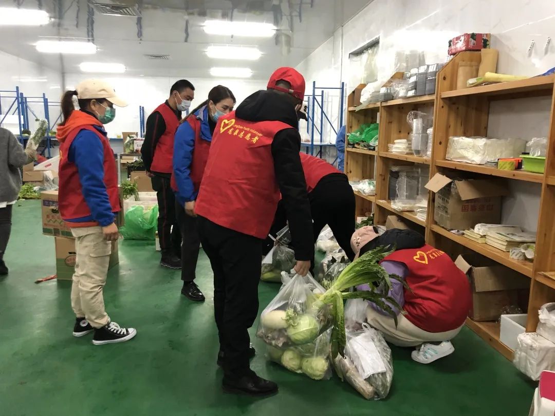 生鲜礼包|停业半个月的小区迎来“及时雨”,千余份生鲜礼包一夜之间送到家家户户