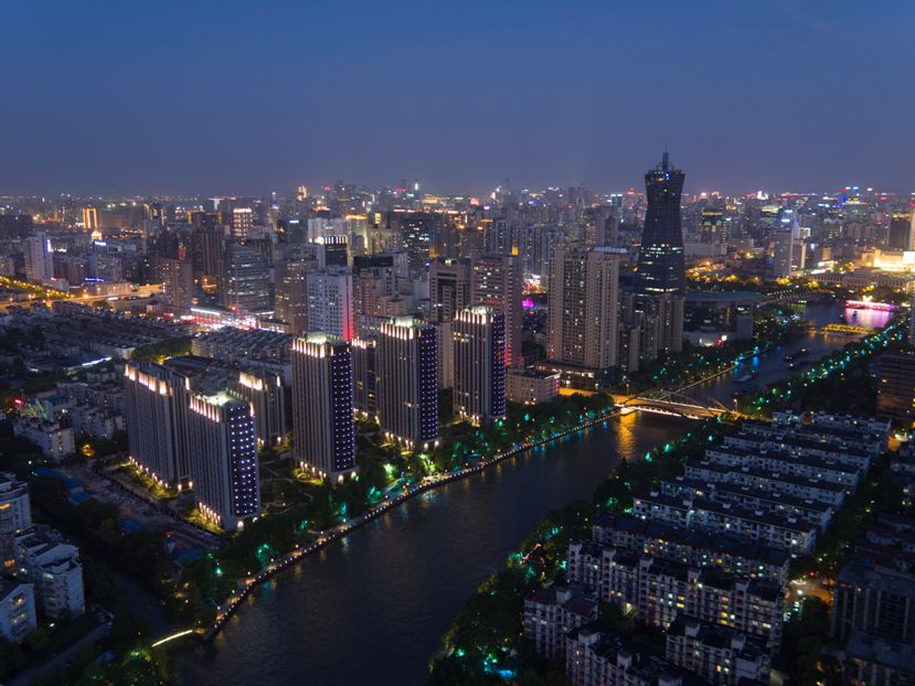 在杭州,能与 身份高度画上等号的房产品, 非武林豪宅莫属.