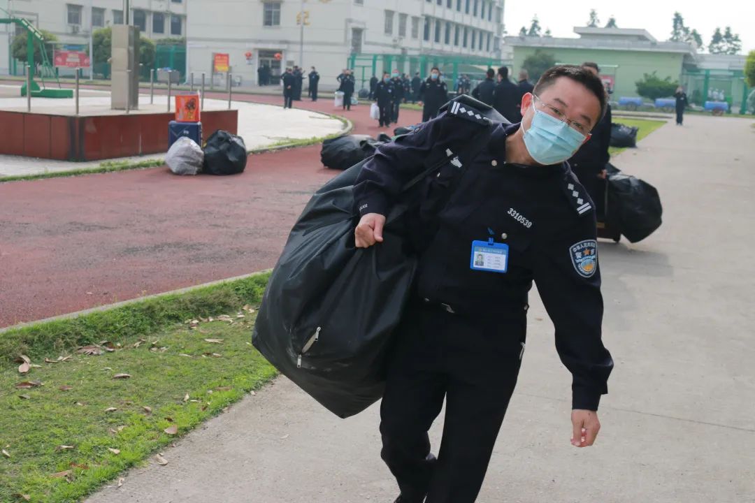 一直堅守在抗疫一線的民警職工,浙江省十里坪監獄從1月27日開始隨著