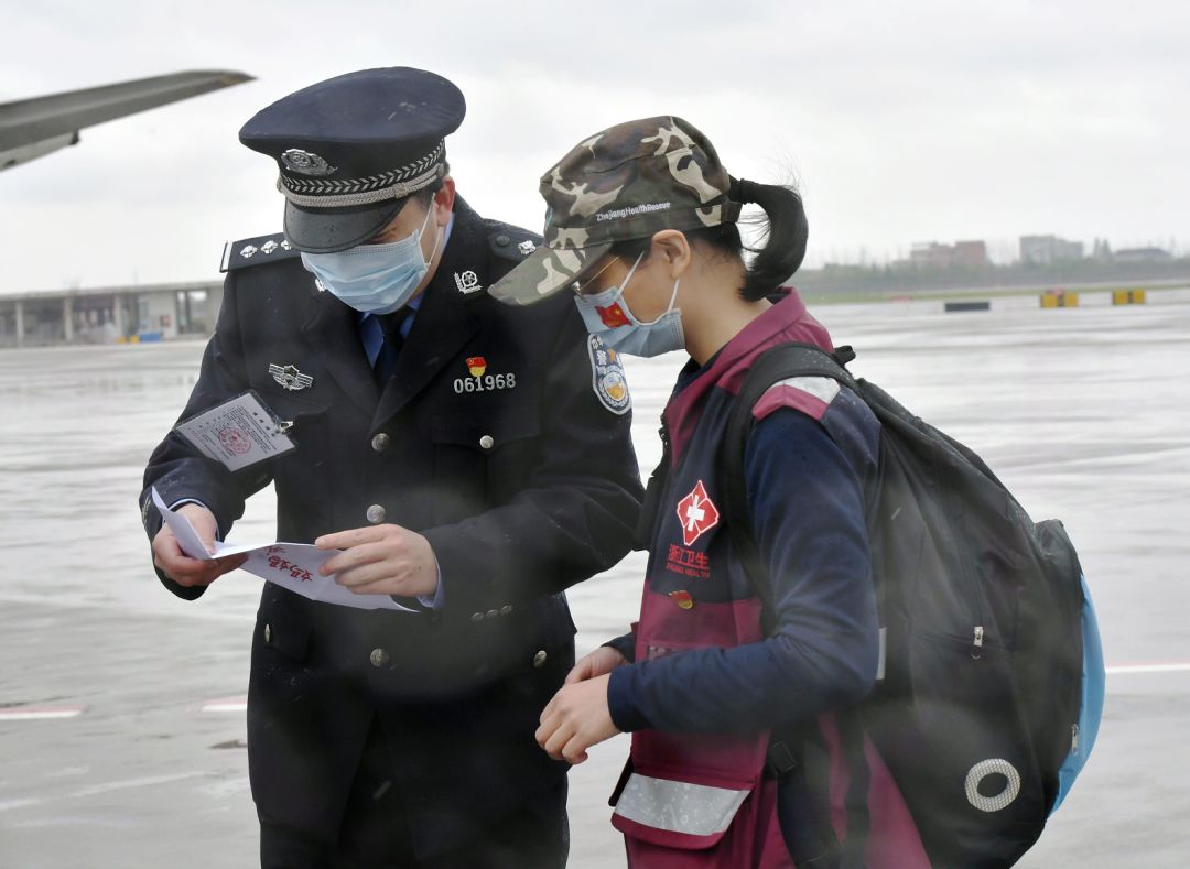 我责无旁贷"这批白衣战士中,有两位来自衢州的警嫂—张莉,郑悦琳