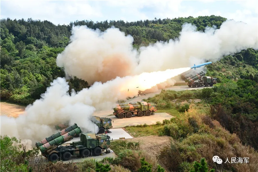 铁拳—— 水下 潜艇部队划出深蓝的航迹 水面舰艇部队的炮火声震海天