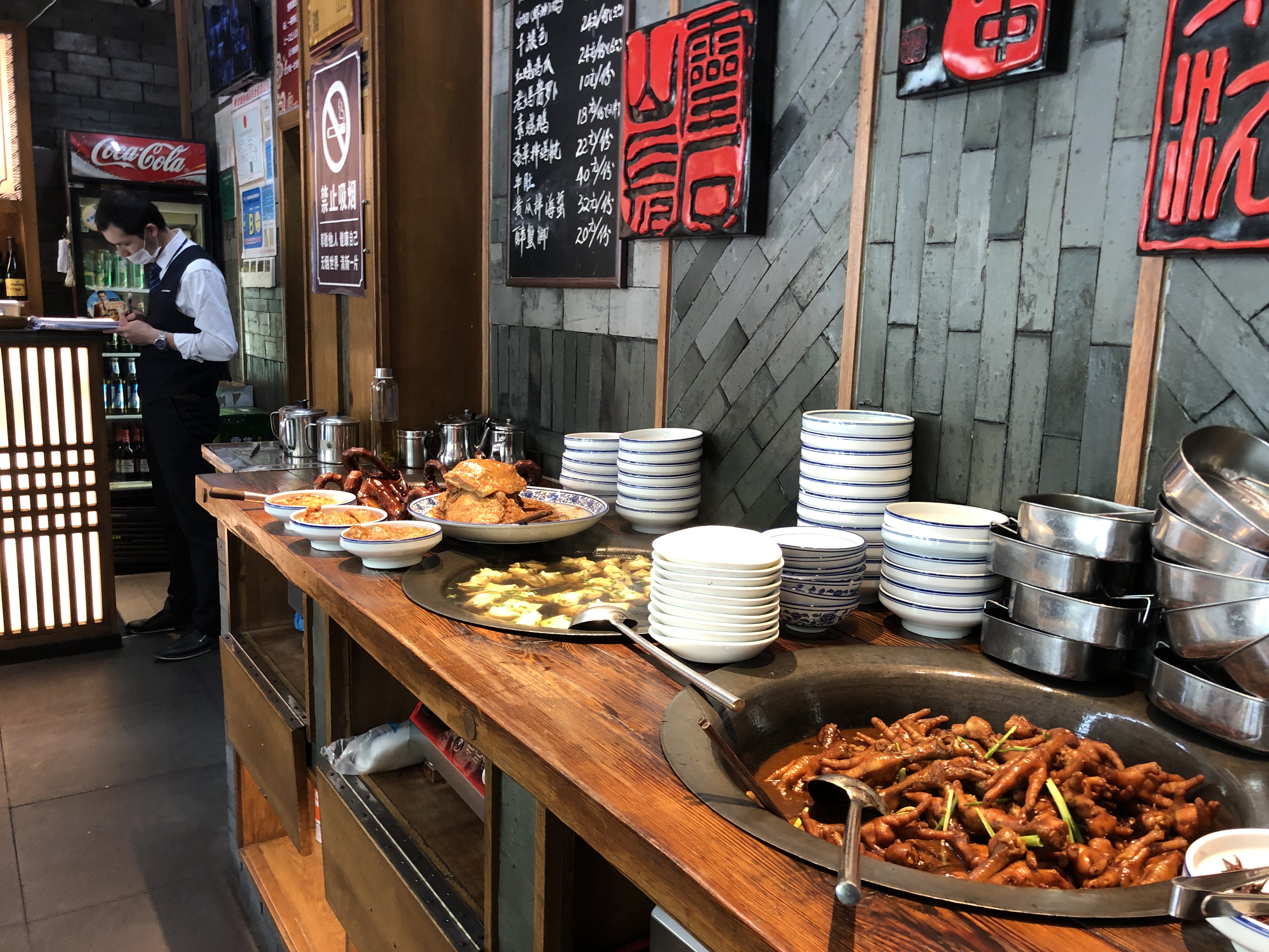 杭州"网红"面馆的人气都回来了 记者点了一碗霸王牛肉面