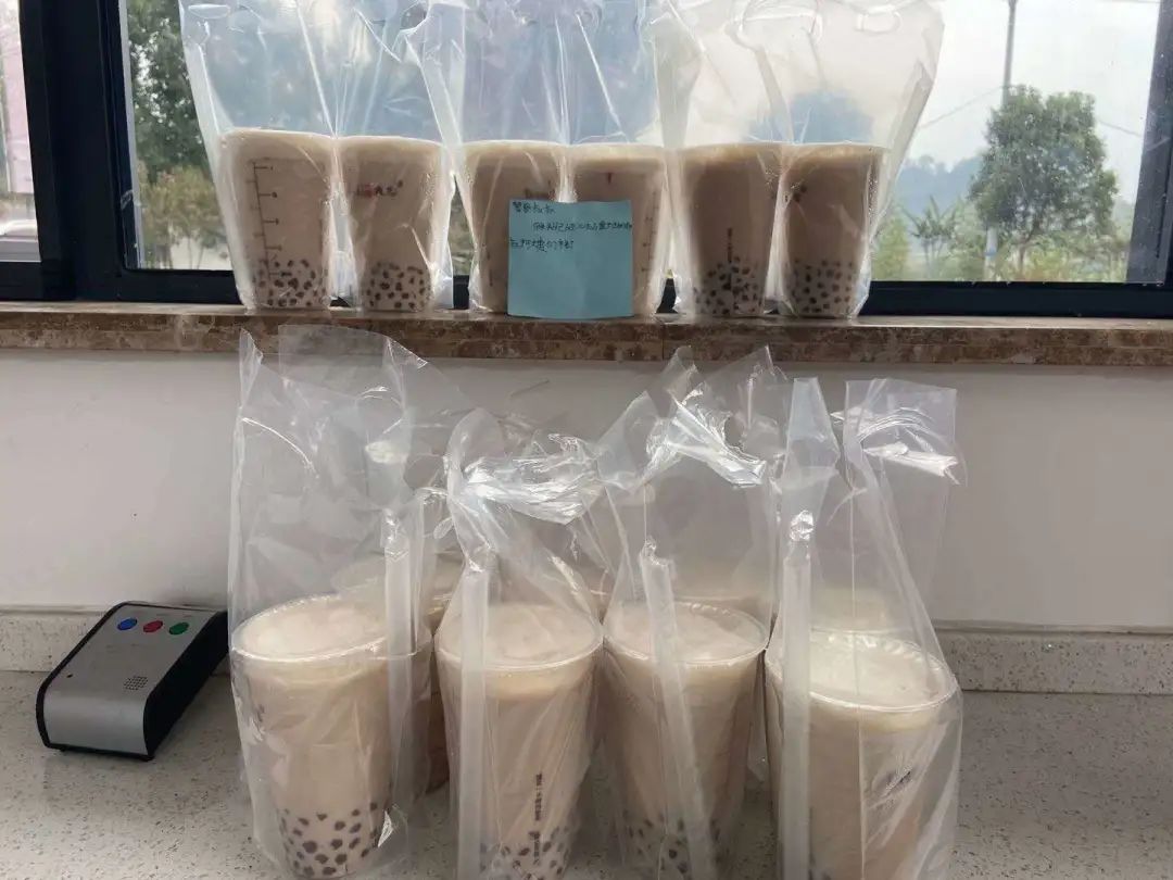 9岁男孩花光积蓄送上"秋天的第一杯奶茶",真相让人感动.