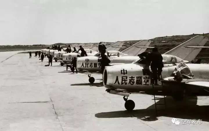 1949年10月1日 在新中国的开国大典上 仅有的飞机凑不够空中梯队 "飞